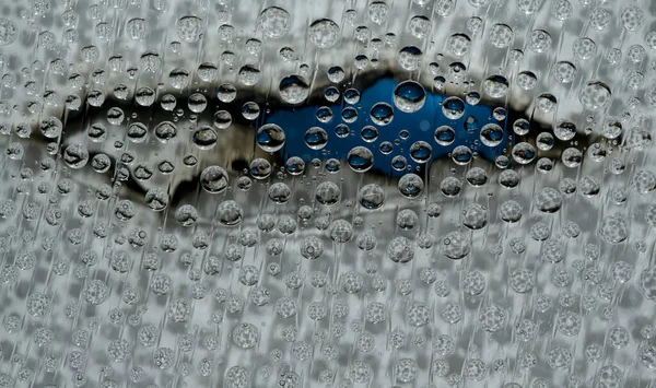 Gotas Blancas Manchadas Agua Caen Sobre Fondo Del Cielo Azul —  Fotos de Stock