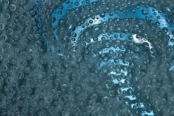 Giro Las Gotas Agua Giran Diferentes Direcciones Sobre Fondo Turquesa —  Fotos de Stock