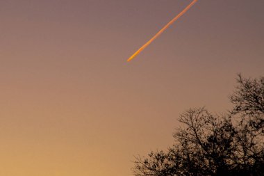 Şafakta açık sonbahar gökyüzü.