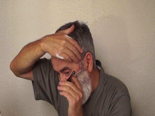 Hombre Afeita Las Mejillas Con Una Navaja Afeitar — Vídeo de stock