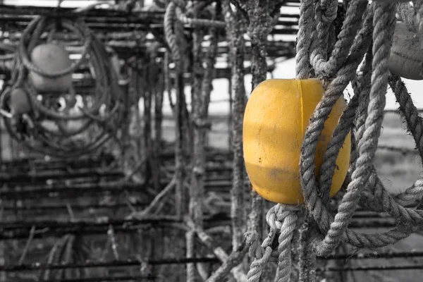 Flutuador amarelo do barco de pesca com cordas — Fotografia de Stock