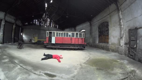 Άνθρωπος Που Χορεύει Ένα Παλιό Εργοστάσιο Τραίνων — Αρχείο Βίντεο