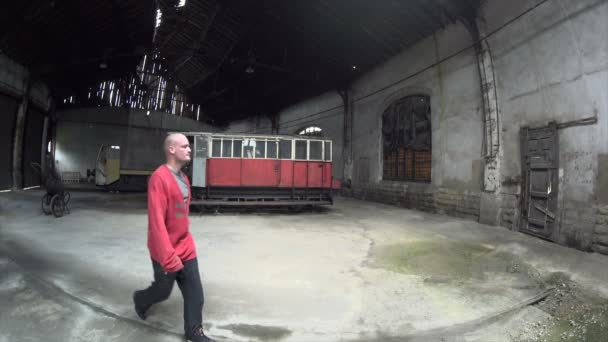 Uomo Che Cammina Ballando Una Vecchia Fabbrica Treni — Video Stock