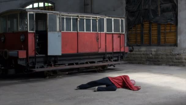 Hombre Bailando Suelo Una Vieja Fábrica Trenes — Vídeos de Stock