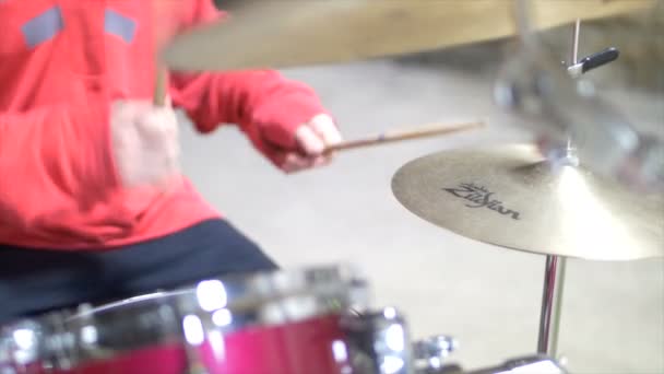 Close Homem Tocando Bateria Baquetas Batendo Hat Cymbal Roupa Vermelha — Vídeo de Stock