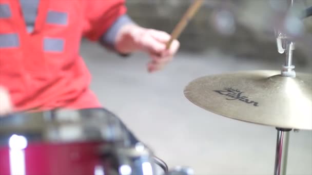 Хихат Закрывает Лицо Человека Играющего Барабане Красном Костюме — стоковое видео