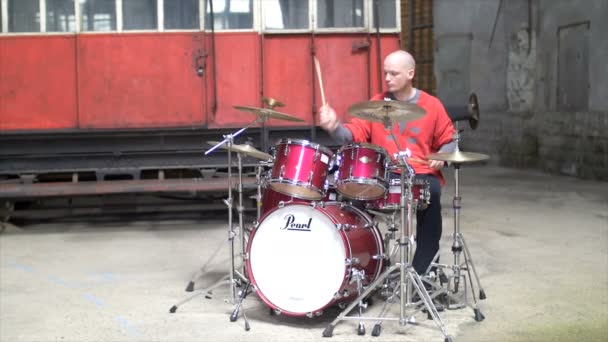 Man Speelt Drumstel Rode Outfit Old Train Repair Factory — Stockvideo