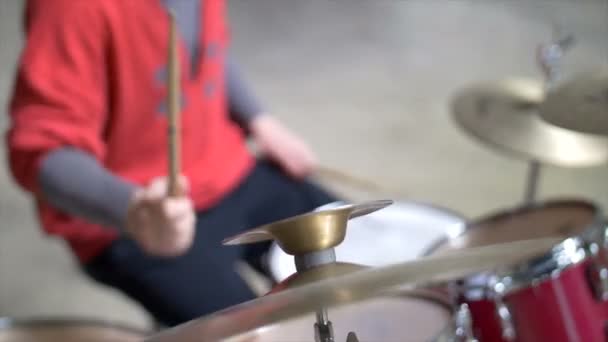 Suddig Cymbal Skott Närbild Man Spelar Trumset Röd Outfit — Stockvideo