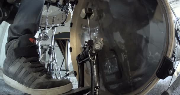 Fußansicht Professionelle Fischperspektive Des Mannes Der Schlagzeug Spielt — Stockvideo
