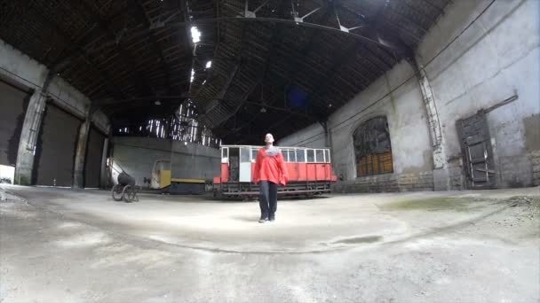 Чоловік танцює на старому залізничному заводі. хіп-хоп дивний танець — стокове відео