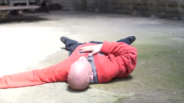Hombre guapo bailando en el suelo, sin pelo, en una vieja fábrica de trenes — Vídeos de Stock