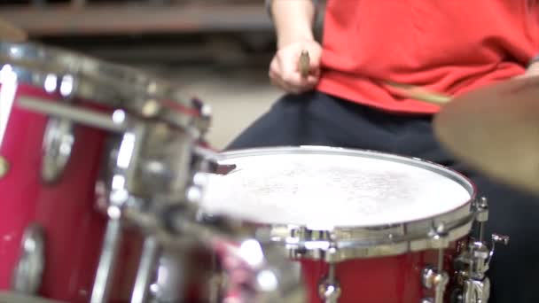 Close-up van de man spelen van de drumset in rode outfit — Stockvideo