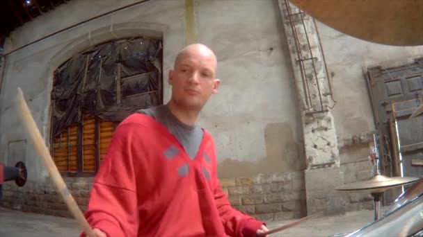Mann spielt Schlagzeug in rotem Outfit - alte Eisenbahnreparaturfabrik, Kopfschuss eines professionellen Schlagzeugers — Stockvideo