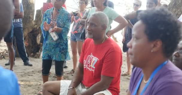 Hombre viejo negro activo caribeño con pelo blanco gris tocando la batería en la playa - estilo de vida saludable feliz y saludable para ancianos Le Diamant - Martinica - 07-2018 — Vídeos de Stock