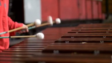Kırmızı kıyafetli marimba çalan adam - eski tren tamir fabrikası