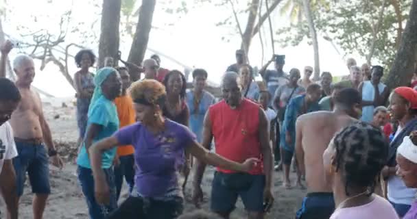 Karibiska svarta människor dansar och sjunger på stranden, erotisk kul och glad stund för söta par - sommaren 2018 — Stockvideo