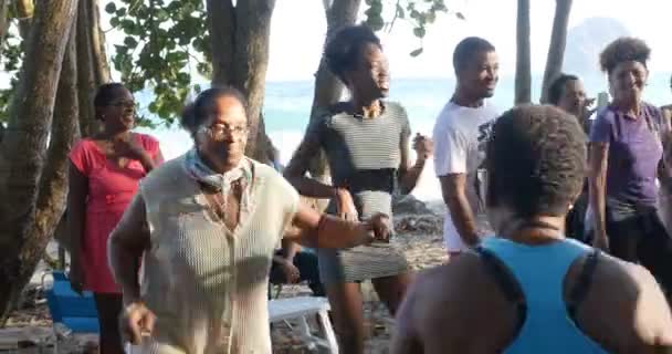 Καραϊβική άνθρωποι χορεύουν και τραγουδούν στην παραλία - Καλοκαίρι 2018 — Αρχείο Βίντεο