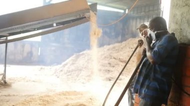 Baston suyu çıkarma makinesi, endüstri ve geleneksel rom üretim süreci Le lamentin, Martinique, Ağustos 2018 'in yanında bekleyen iki işçi.