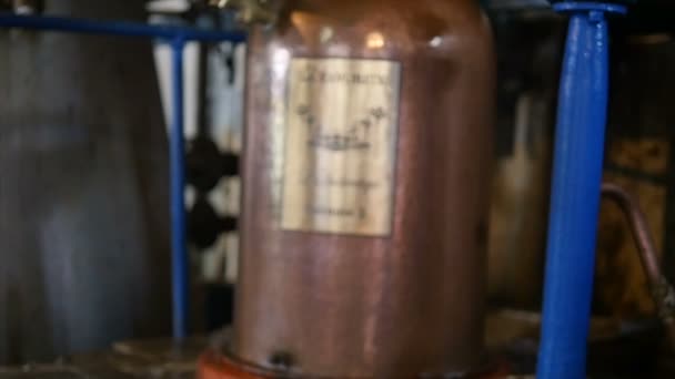 Maschinenteile für die traditionelle Destillation in der Lieblingsbrennerei, le lamentin, martinique, august 2018 — Stockvideo