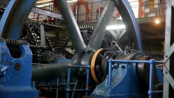 Máquina de vapor y engranajes en la antigua destilería tradicional de ron - Le Lamentin, Martinica, Caribe - Primavera 2017 — Vídeo de stock