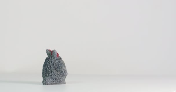 Isolerad Totoro Figurin på roterande platta Paris, Frankrike 7 / 9 / 19 — Stockvideo