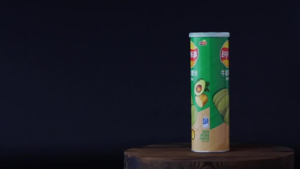 Lay 's Chips na China: Abacate Chips Produto em placa de madeira rotativa com 3 chips aparentes. Xangai, China, 7 / 10 / 19 — Vídeo de Stock