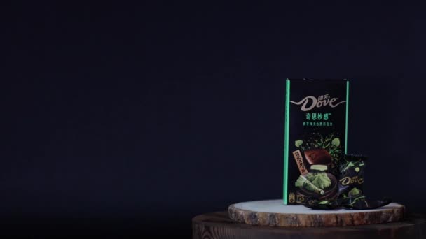 Duva I Kina, Choklad med Mojito smak Produkt på roterande träplatta Shanghai, Kina, 7 / 10 / 19 — Stockvideo