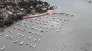 Loire Atlantique 'deki pornik hangarın hava aracı görüntüsü. Bu küçük köy güzel bir Fransız geleneksel turistik mekanı Pornic, Fransa 2019.8.28