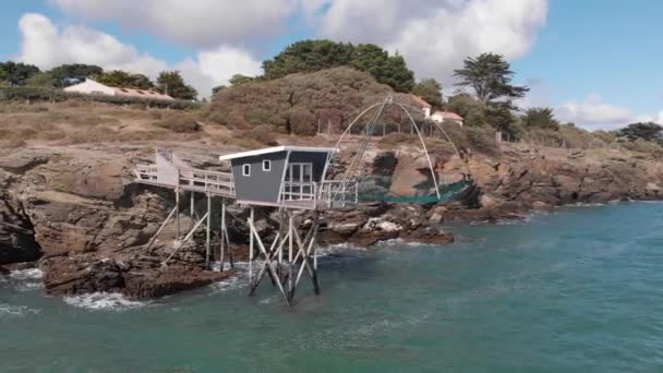 Bonito drone tiro de tradicional francês pescador cabine em penhasco rochoso, céu azul com pequenas nuvens e água do mar verde pornic, frança 1-9-19 — Vídeo de Stock