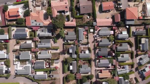 Vista aérea de um acampamento movimentado com casas móveis estacionadas e caravanas durante as férias de verão francesas. Pornic, França, 27-9-19 — Vídeo de Stock