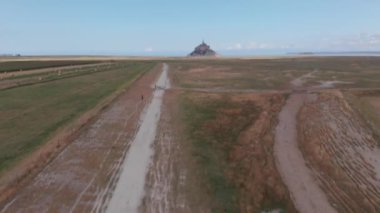 Mont Saint Michele 'in sinematik görüntüsü, Fransa 2018-09-01 Turizm neredeyse komünün tek gelir kaynağı.
