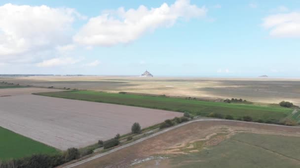 Manche landelijk uitzicht met wazige mont heilige Michael op de achtergrond, Manche, Frankrijk 2018-09-01 — Stockvideo