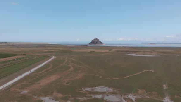 Laterális mozgás, magaslati drónlövés a monti szent Michel-ről, Franciaország 2018-09-01 A Mont Saint-Michel évek óta a bretonok hagyományos féltékenységének tárgya. — Stock videók