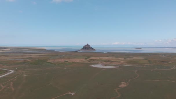 Rotierende erhabene luftaufnahme des monts saint michel, franz 2018-09-01 der mont-saint-michel "gehörte" schon lange einigen familien, die sich die geschäfte in der stadt teilten — Stockvideo