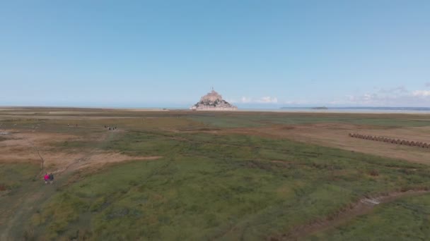 Letecký snímek montovaného světce Michela, Francie 2018-09-01 Ostrov patří francouzské obci Le Mont-Saint-Michel, v oblasti Manche, v Normandii — Stock video