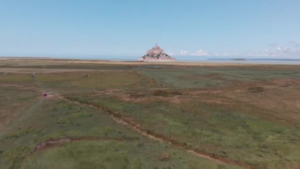 Luftaufnahme vom Gras zum mont saint michel, Frankreich 2018-09-01 le mont-saint-michel gehört zur Organisation der Weltkulturerbe-Städte. — Stockvideo