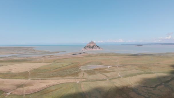 Far away descending aerial drone clip of mont saint michel, France 2018-09-01 Unable to defend his kingdom against the Vikings, the king of the Franks agreed to grant the peninsula to the bretons — Stock Video