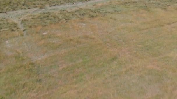 Schwenk- und Höhenluftaufnahme des Heiligen Michels, Frankreich 2018-09-01 vor dem Bau der ersten klösterlichen Einrichtung im 8. Jahrhundert wurde die Insel als Montangrab bezeichnet — Stockvideo