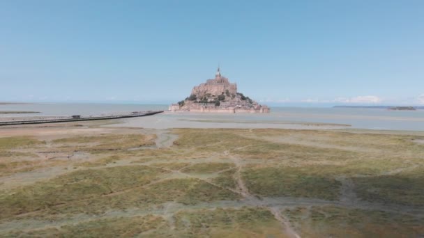 Elevating and rotating aerial shot of mont saint michel, France 2018-09-01 — Stok video