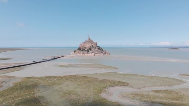 Decending and rotating aerial drone shot of mont saint michel, France 2018-09-01 Mont-Saint-Michel was used in the sixth and seventh centuries as an Armorican stronghold of Gallo-Roman culture — Stok video