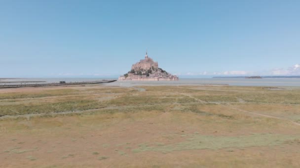 Advancing aerial drone view of mont saint michel, France 2018-09-01 The island remained unconquered during the Hundred Years' War; a small garrison fended off a full attack by the English in 1433 — Stok video