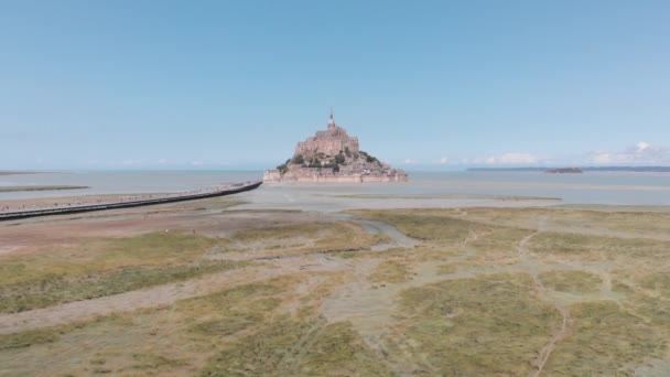 Backing-up drone shot view of mont saint michel, France 2018-09-01 Mont Saint-Michel and its bay are on the UNESCO list of World Heritage Sites — Stockvideo