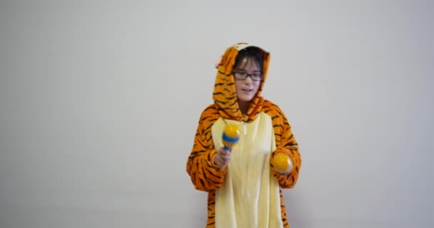 Professional 4K steady shot of cute petite asian woman playing maracas. these percussion music instruments making sound for musical art education — 비디오