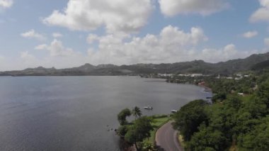 Batı yakasında Martinik Körfezi, güzel doğal manzara, tatil için cennet adası. İHA sinematik çekim. Antiller takımadasının bir parçası olan Martinique, Karayip Denizi 'nde yer almaktadır.