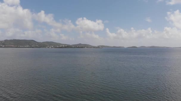 Foto aérea de dron cinematográfico de martinica, hermoso cielo azul, mar tranquilo, el extremo norte de la isla captura la mayor parte de las precipitaciones y está fuertemente boscosa, con especies como el bambú, la caoba . — Vídeo de stock