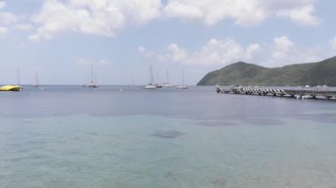 Les anses d 'arlet plajı ve dubası, Martinica, Fransa, 29-8-19. Bu ahşap Hulk bu köyün sembolüdür ve çocuklar denize atlamayı sever.