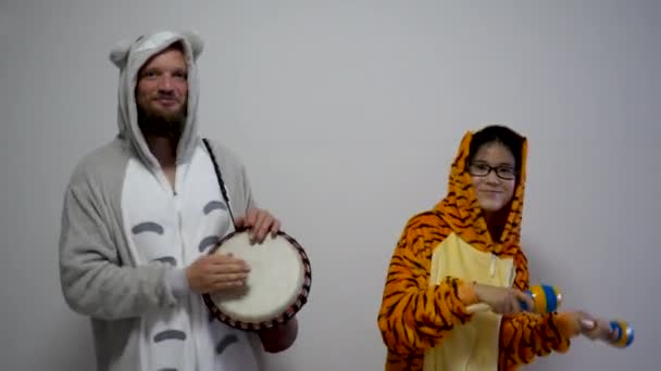 Tiro profissional de professores engraçados, homem e mulher, tocando música e dançando em fundo branco. músicos felizes loucos movendo seu corpo no som da música bonita e rítmica . — Vídeo de Stock