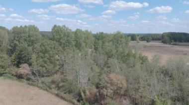 Güzel Fransız kırsalının hava manzarası sakin ve dinlendirici tatiller için mükemmel bir yer. Ağaçlar ve doğa.