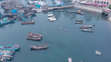 Dalian eski limanının insansız hava aracı görüntüsü: Mavi suyu olan geleneksel tekneler ve Dalian, Çin 'de Sabah taze sisi, 19-6-19