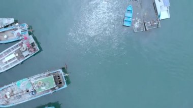 Geleneksel Çin teknelerinin Sabah sisi, Dalian, Çin, 19-6-19
